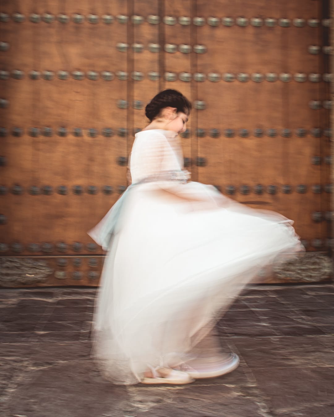 Retrato creativo de comunión en exterior