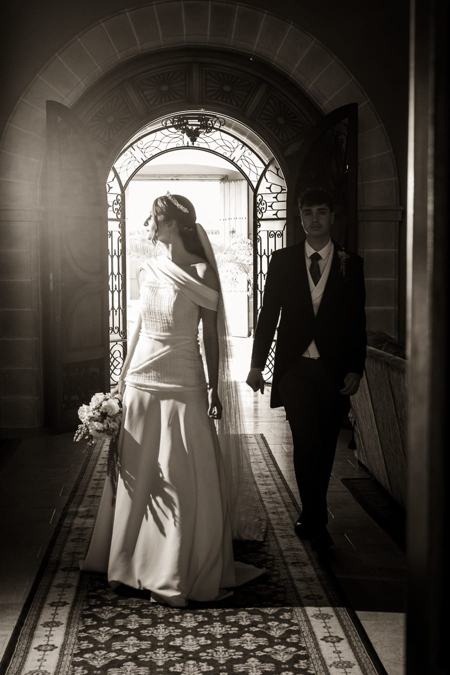 Pareja de boda bailando al aire libre
