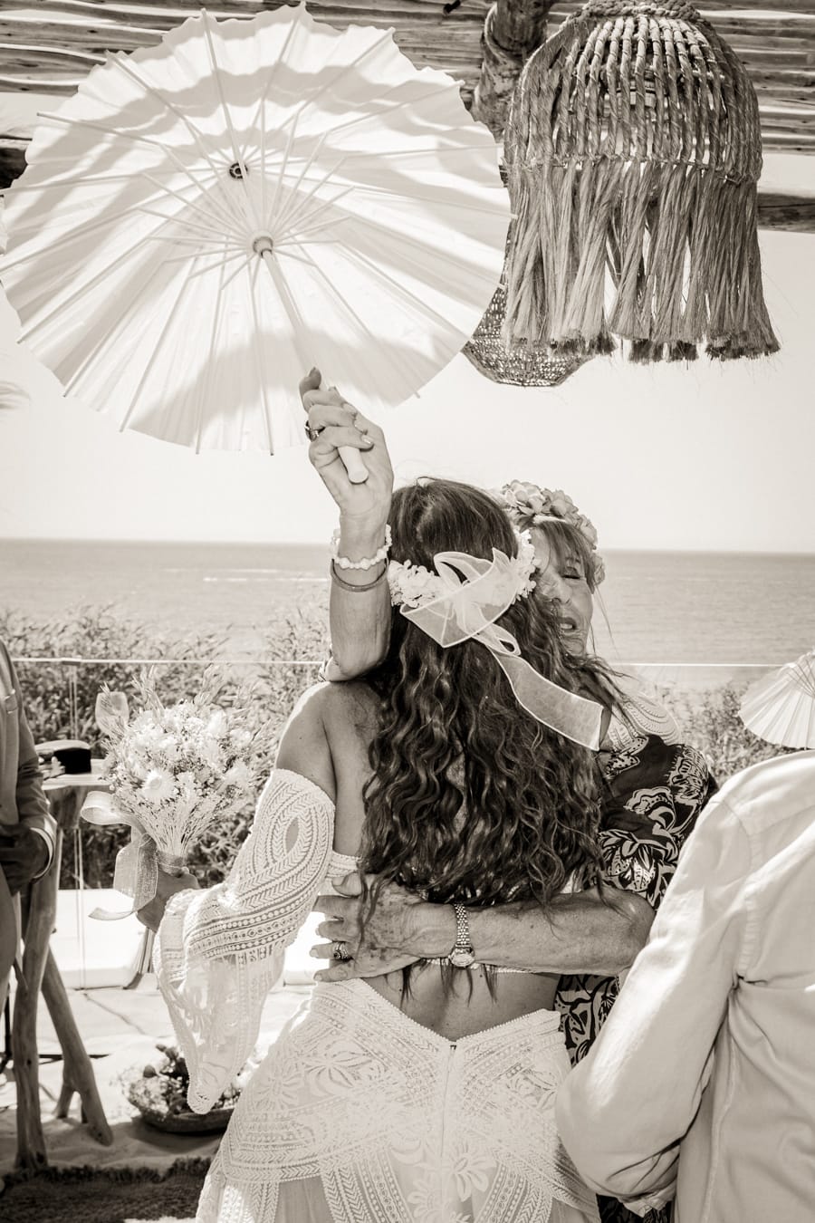 Abrazo de madre a novia