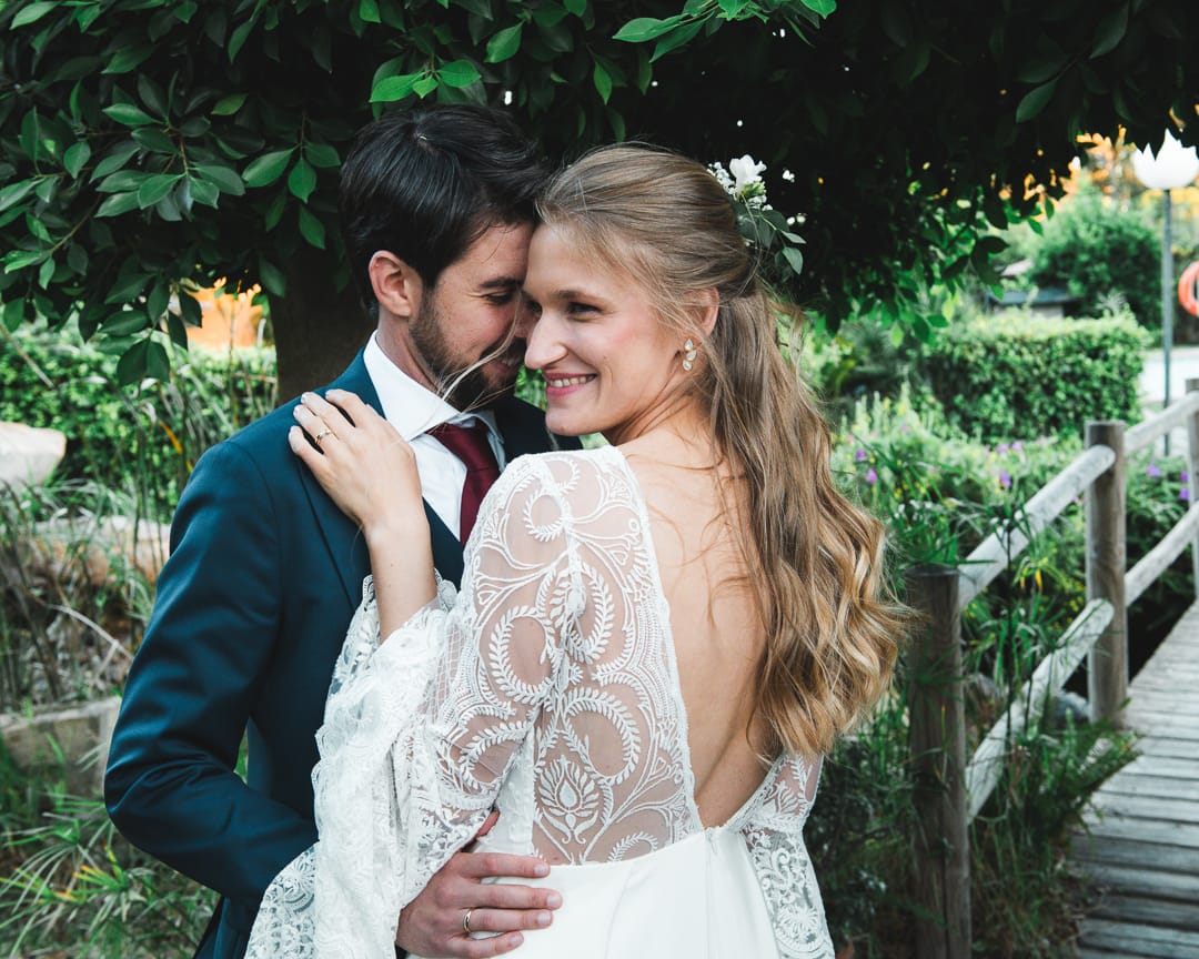 Novios románticos en postboda