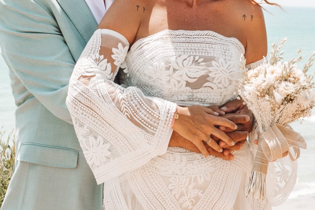 Detalle de manos de los novios