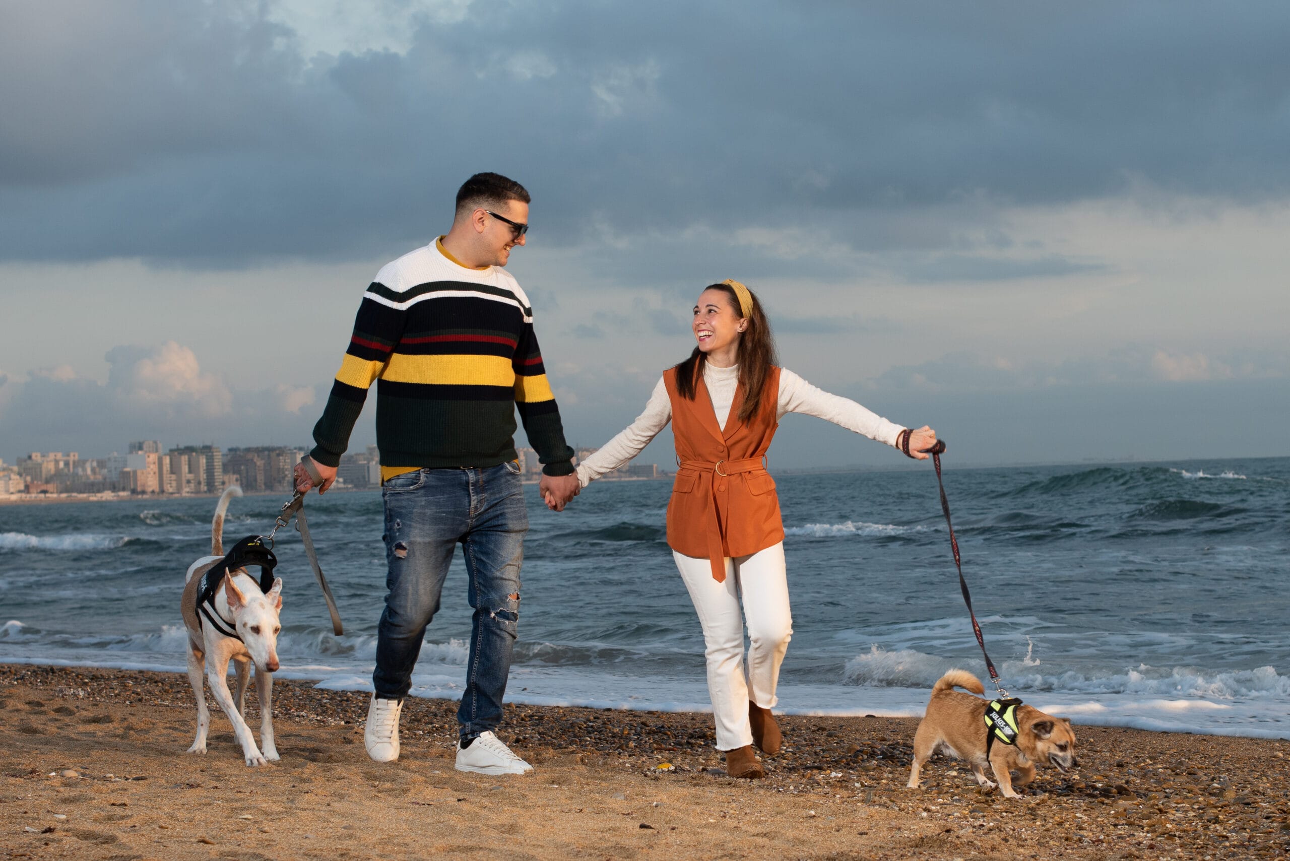 Novios en la playa al atardecer con su mascota