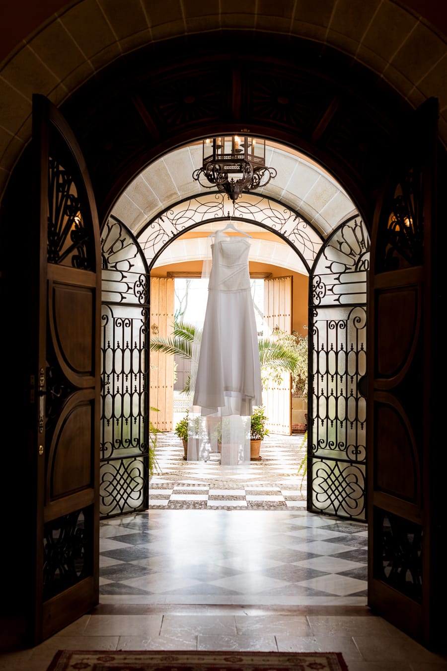 Vestido de novia colgado antes de los preparativos