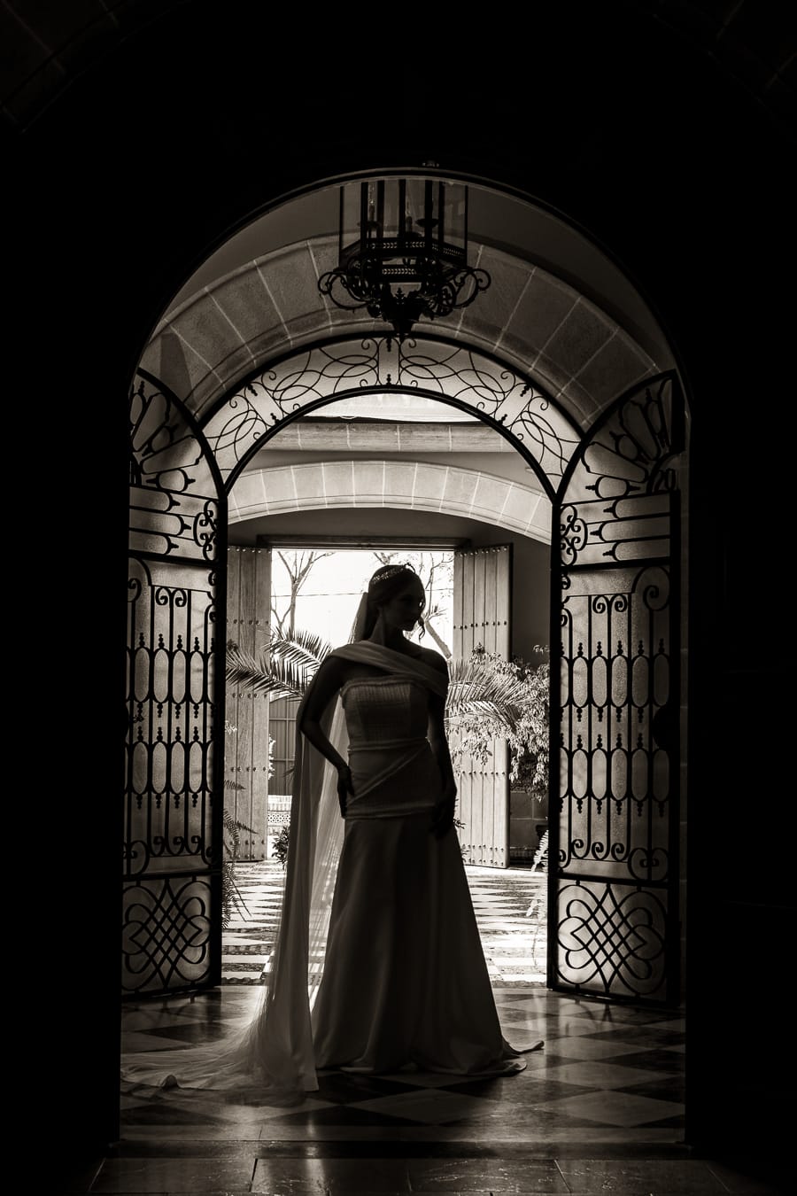 Retrato de la novia junto a una ventana