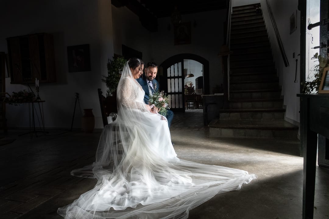 Novios románticos en interior