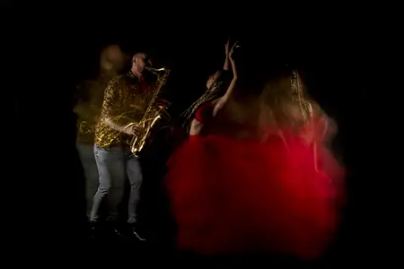 Modelo con tela al viento en sesión de moda aire y fuego