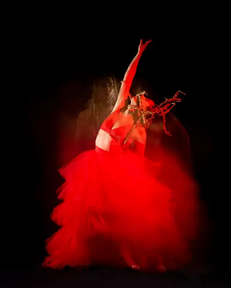 Modelo con vestido rojo en sesión de moda fuego