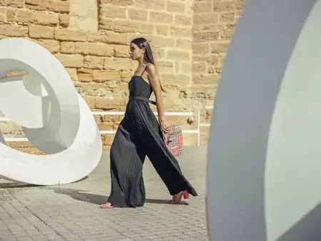 Modelo de moda con vestido largo en exterior