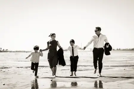 Detalle de cruz de comunión sostenida en las manos