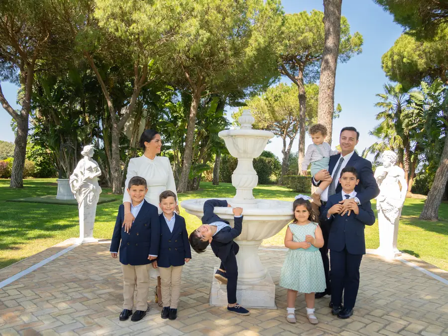 Padres abrazando a su hijo pequeño en la playa al atardecer