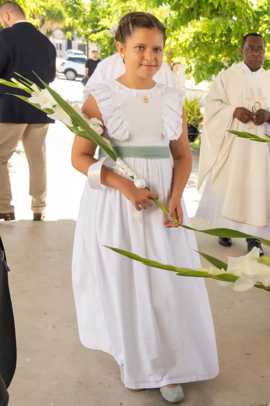 Niño leyendo durante la ceremonia de comunión en Cádiz