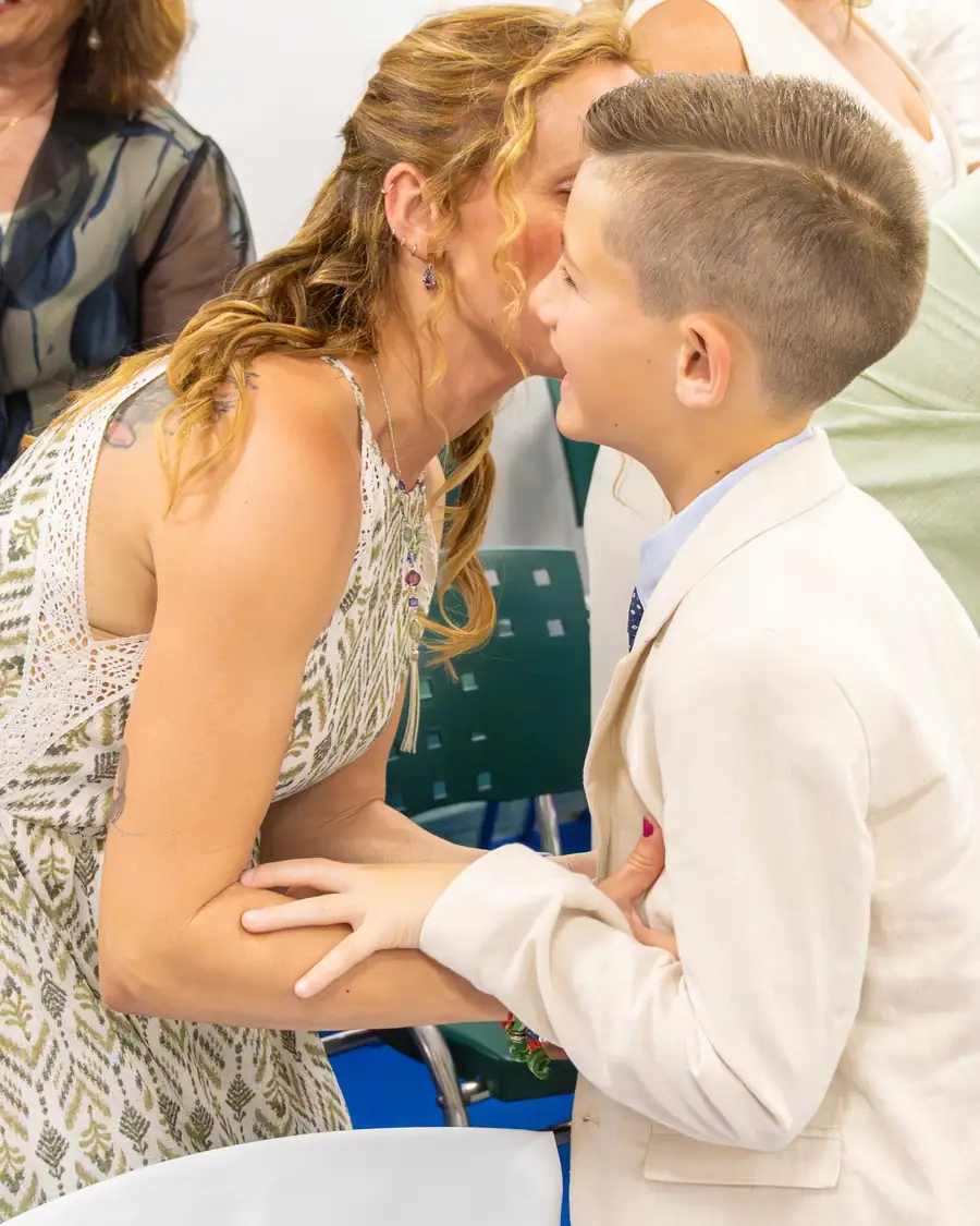 Detalle de manos del niño con el misal durante la eucaristía