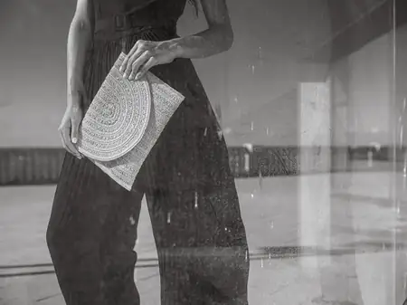 Modelo caminando en exterior urbano, sesión de moda