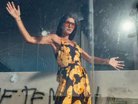 Editorial de moda en blanco y negro con luz dramática