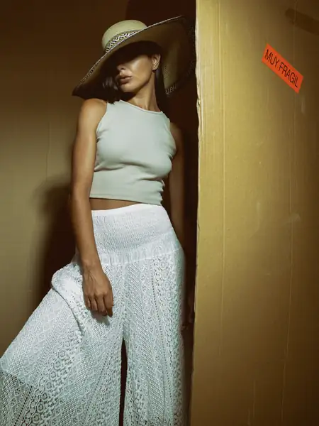 Retrato beauty de moda con maquillaje marcado