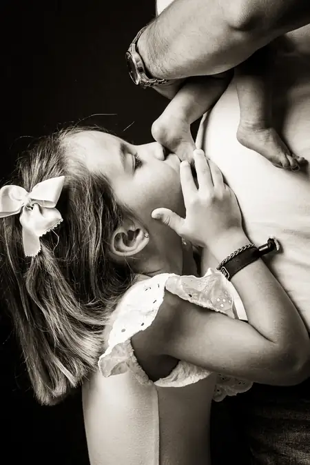 Retrato de maternidad en blanco y negro, mirada hacia la luz