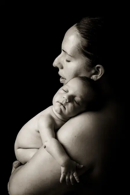 Sesión de maternidad en pareja, abrazando la barriga de embarazo