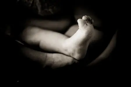 Momento íntimo y relajado de pareja embarazada