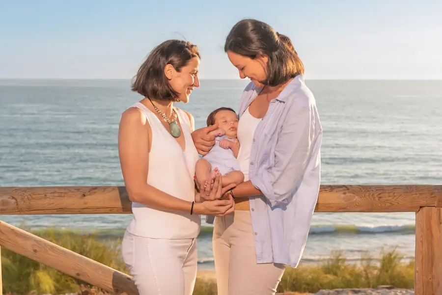 Retrato cariñoso de madre e hija durante la sesión de familia