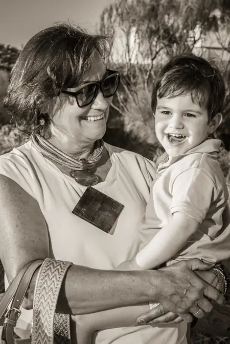 Niño riendo mientras corre