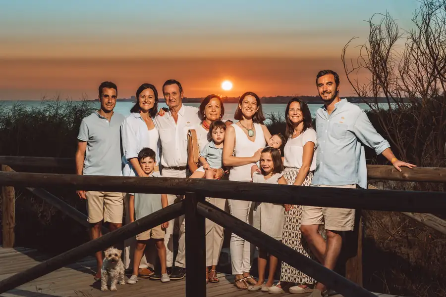 Abuelos abrazando a sus nietos en exterior