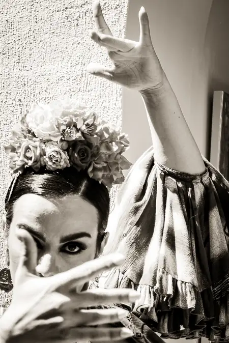 Modelo de moda caminando por la ciudad