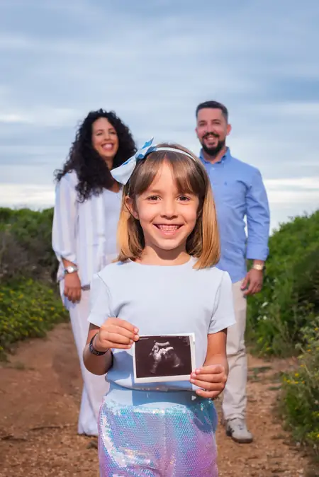 Sesión de maternidad en familia en la playa