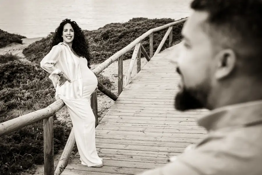 Padres mirándose mientras sujetan a su bebé