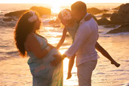 Retrato de maternidad en exteriores, futura mamá acariciando su barriga