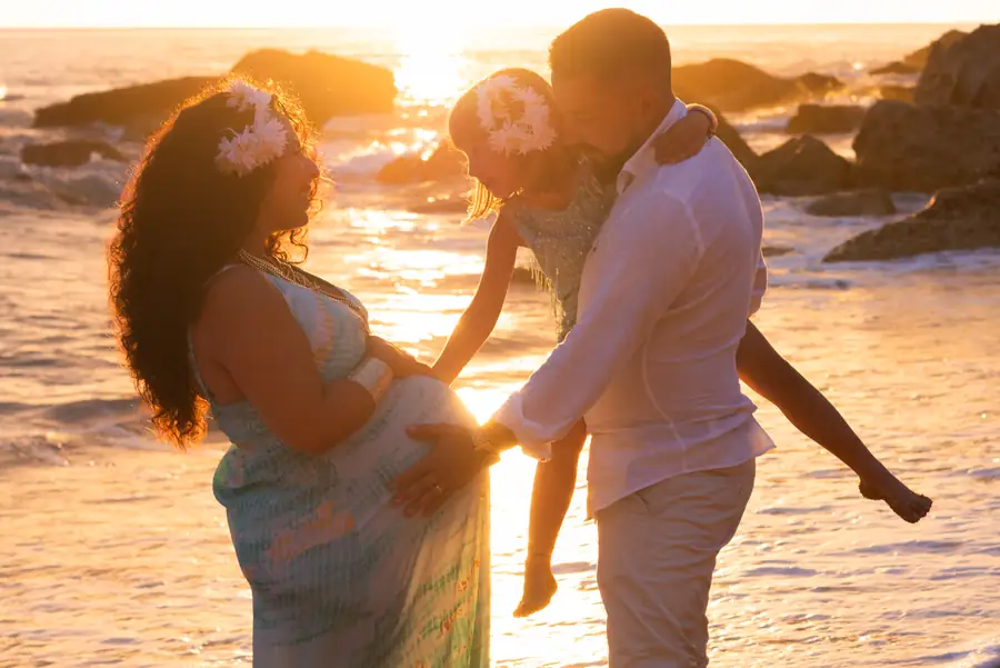 Abrazo grupal de familia numerosa riendo