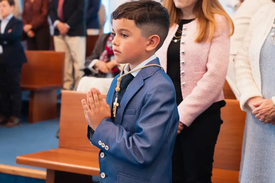 Niño de comunión de espaldas mirando hacia el altar