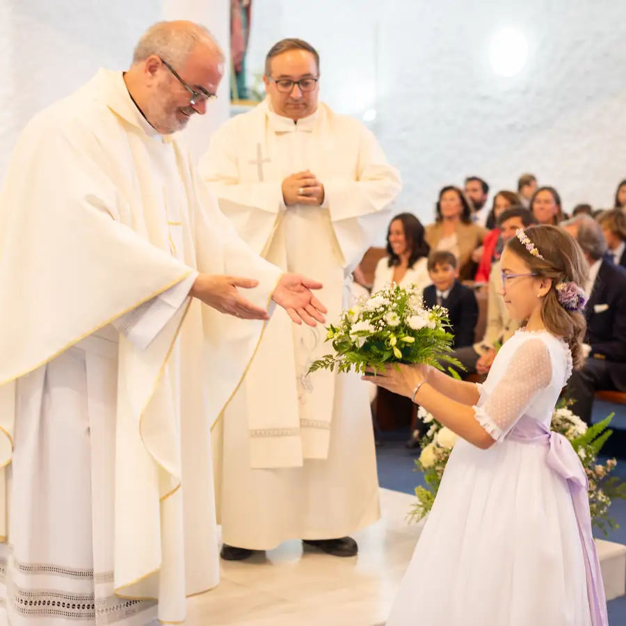 Sacerdote imponiendo las manos durante la comunión