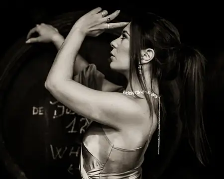 Retrato de moda en exterior con luz dorada