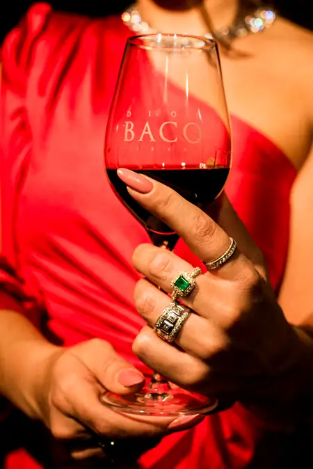 Modelo de moda con vestido vaporoso en movimiento