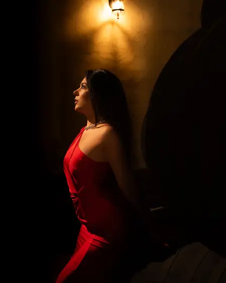 Retrato beauty de moda con maquillaje cuidado