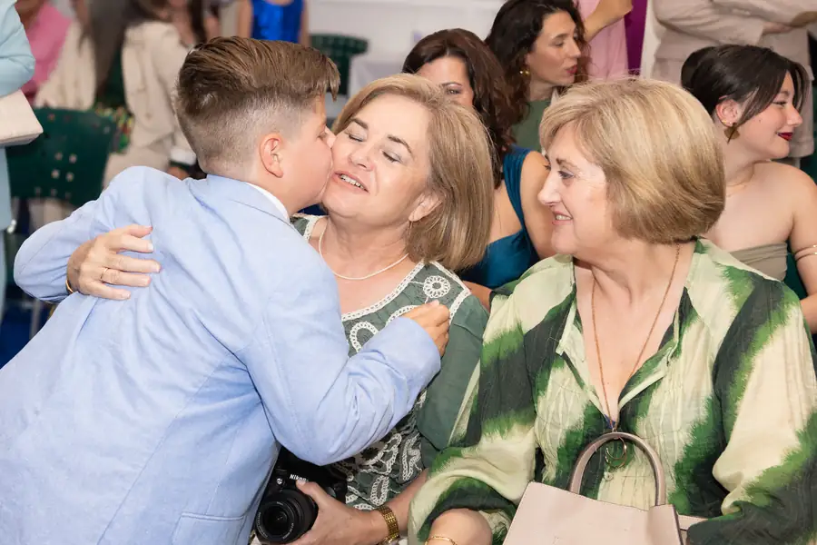 Niño entrando en la iglesia con su vela de comunión