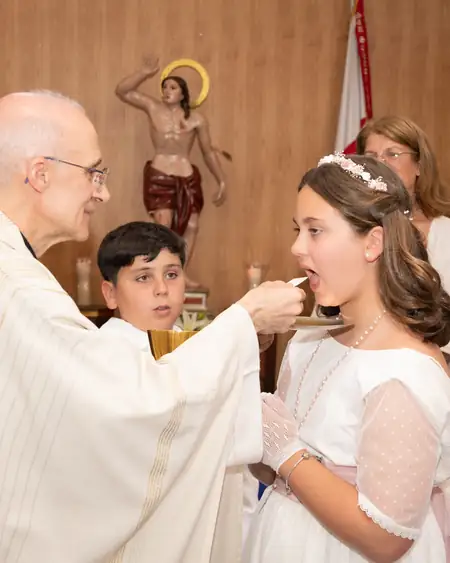 Momento de ofrenda durante la eucaristía de comunión