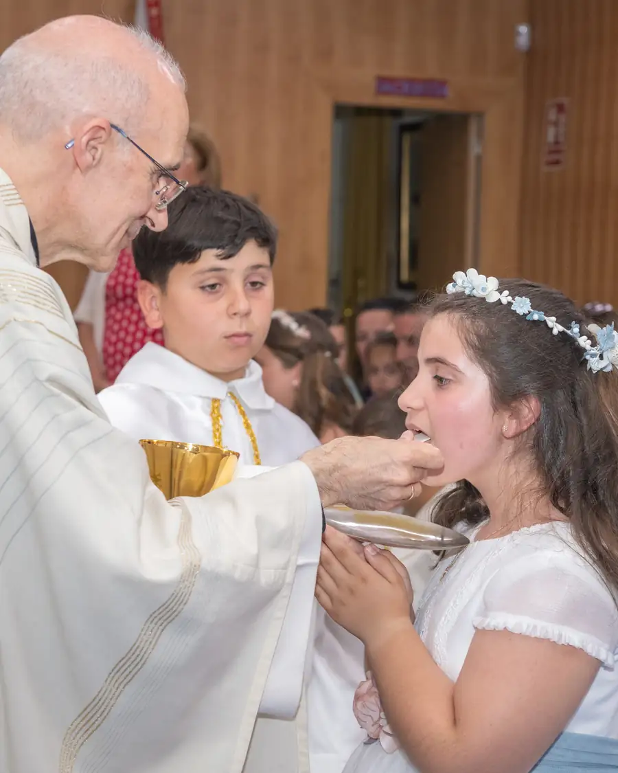 Detalle del cáliz y la hostia durante la eucaristía