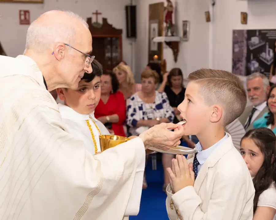 Fila de niños acercándose a comulgar