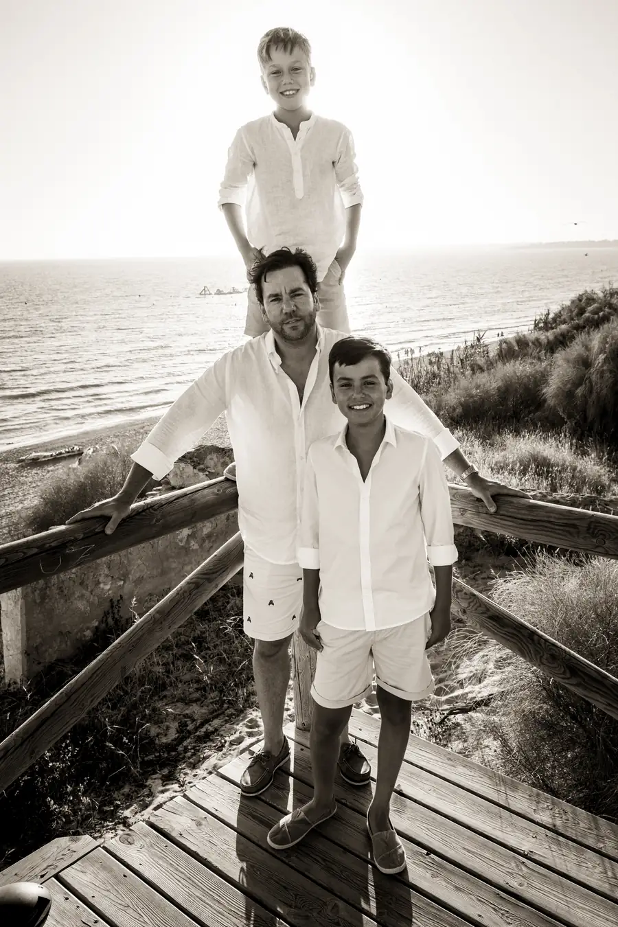 Hermanos de la mano caminando por un camino de tierra