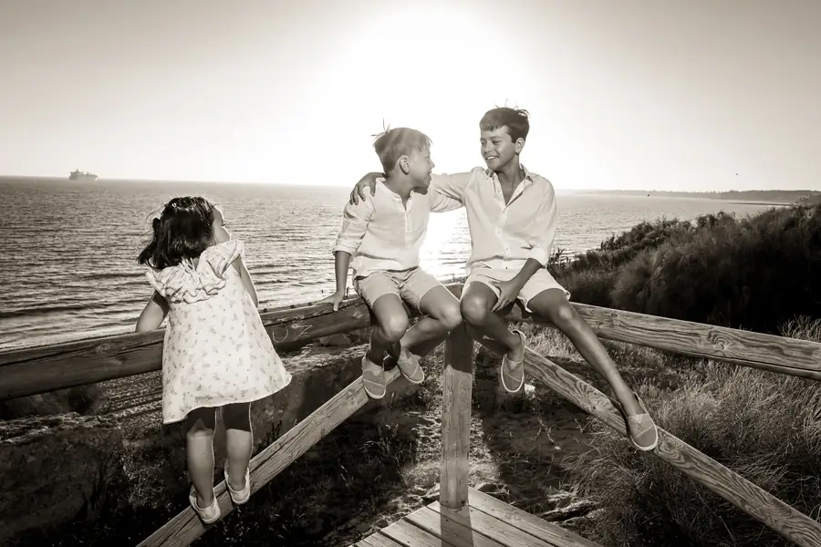 Detalle de manos entrelazadas de madre e hijo