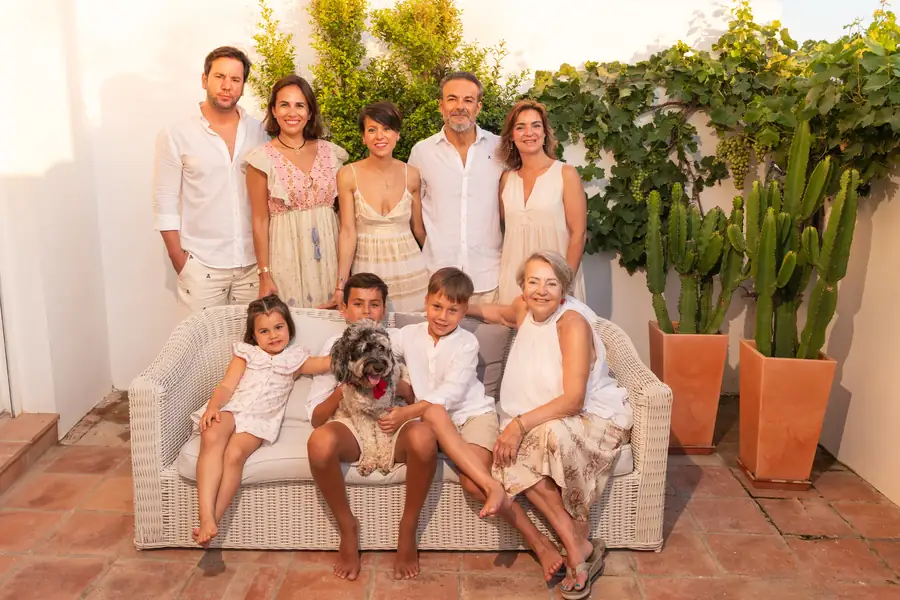 Niño saltando en la arena durante una tarde de juegos