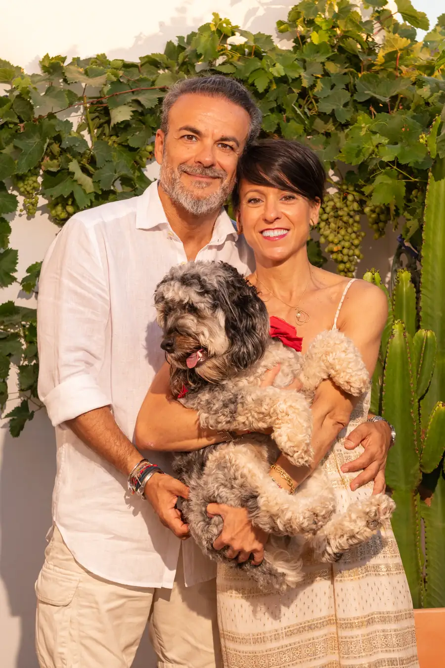 Familia sentada en unas escaleras abrazando al más pequeño