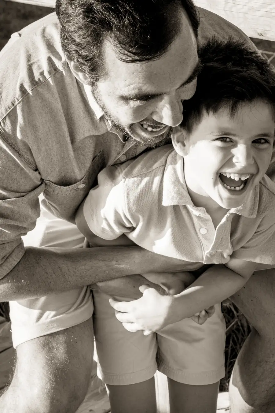 Niño riendo mientras corre hacia la cámara