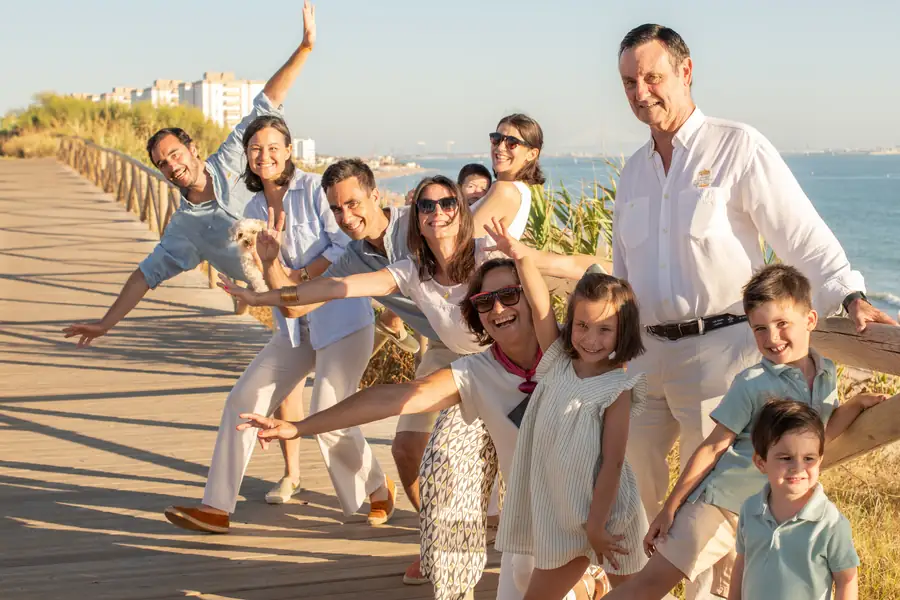 Padres jugando a levantar a su hijo en el aire