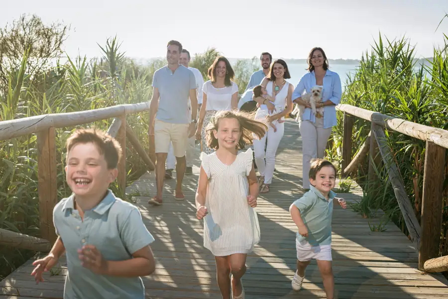 Retrato sereno de niño mirando a cámara