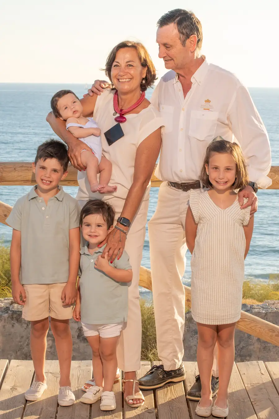 Mamá y papá mirándose mientras sostienen a su bebé