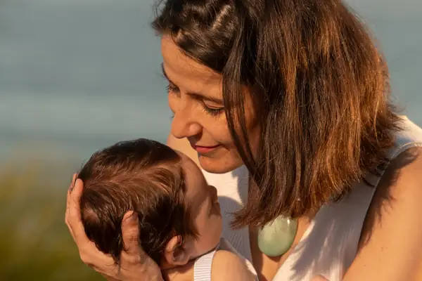 Foto familiar divertida en la playa, con niños corriendo y padres disfrutando del momento.