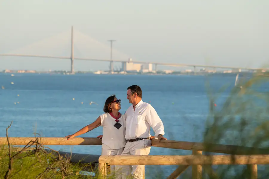 Familia tumbada en una manta vista desde arriba