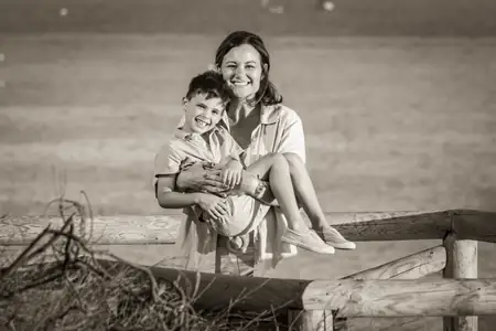 Niño mirando a cámara con gesto sereno